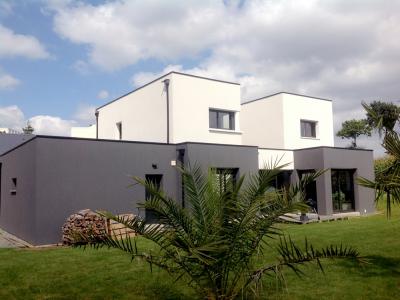 Habitation tr&egrave;s contemporaine avec patio central